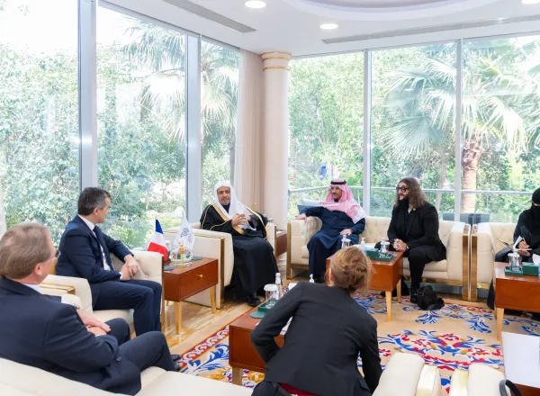 استقبل معالي الأمين العام، رئيس هيئة علماء المسلمين، فضيلة الشيخ د.⁧‫محمد العيسى‬⁩، في مقرِّ الرابطة الفرعي بالرياض معالي وزير الداخلية وأقاليم ما وراء البحار بجمهورية فرنسا، السيد جيرالد دارمانان