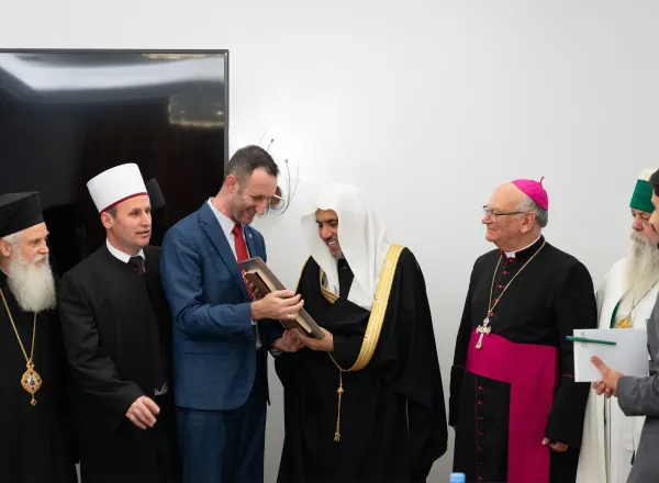 A pesar de su coexistencia ejemplar, por primera vez en la historia de Albania, se reunieron para una cena común: