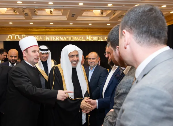 A pesar de su coexistencia ejemplar, por primera vez en la historia de Albania, se reunieron para una cena común: