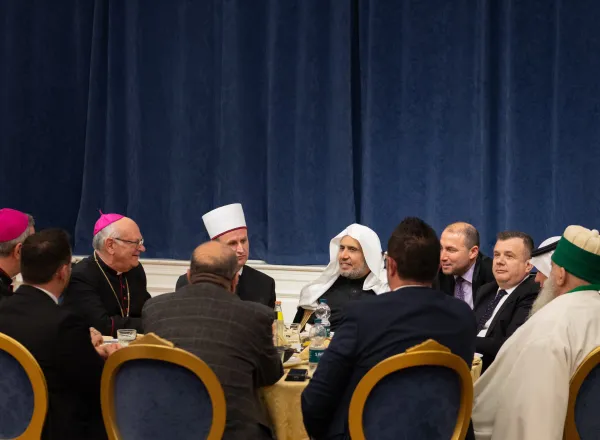 A pesar de su coexistencia ejemplar, por primera vez en la historia de Albania, se reunieron para una cena común:
