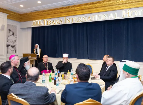 A pesar de su coexistencia ejemplar, por primera vez en la historia de Albania, se reunieron para una cena común: