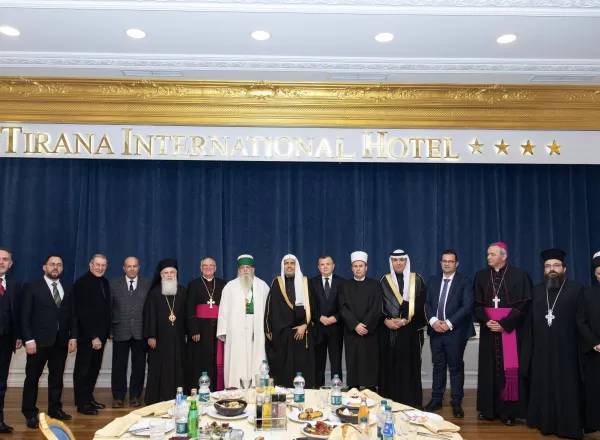 A pesar de su coexistencia ejemplar, por primera vez en la historia de Albania, se reunieron para una cena común: