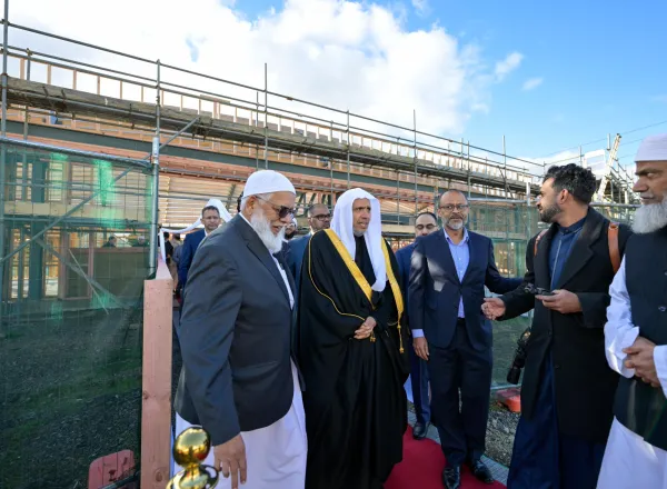Yang Mulia Sekretaris Jenderal LMD sekaligus Ketua Organisasi Ulama Muslim, Syekh Dr. Mohammed Al-Issa  , meninjau tahap pertama pembangunan Pusat Islam (Islamic Center) di Auckland, serta turut serta dalam penanaman pohon zaitun perdamaian di dalam kompleks tersebut.