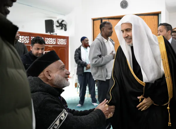 Yang Mulia Sekretaris Jenderal LMD sekaligus Ketua Organisasi Ulama Muslim, Syekh Dr. Mohammed Al-Issa  , mengunjungi masjid tersebut untuk meninjau "kembali" berbagai kebutuhan fasilitasnya,