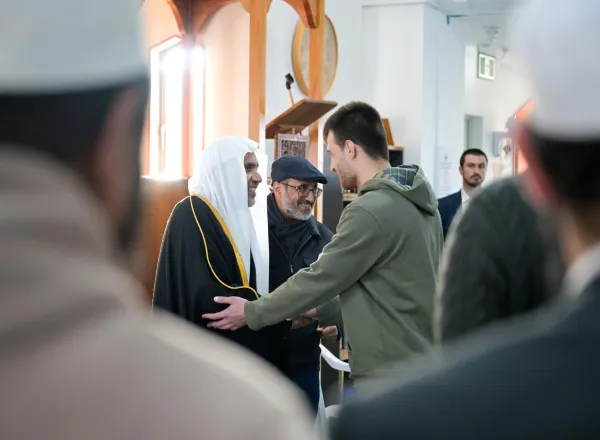 Yang Mulia Sekretaris Jenderal LMD sekaligus Ketua Organisasi Ulama Muslim, Syekh Dr. Mohammed Al-Issa  , mengunjungi masjid tersebut untuk meninjau "kembali" berbagai kebutuhan fasilitasnya,