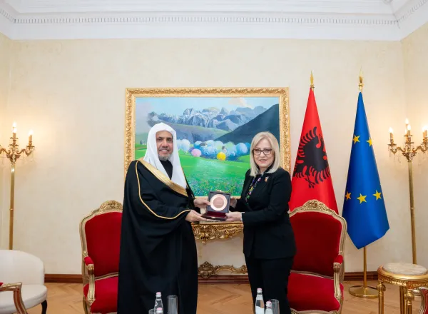 جناب دبیر کل، جناب شیخ دکتر محمد العیسی در مقر پارلمان در پایتخت تیرانا، با سرکار خانم لیندیتا نیکولا، رئیس پارلمان جمهوری آلبانی دیدار و گفتگو نمود