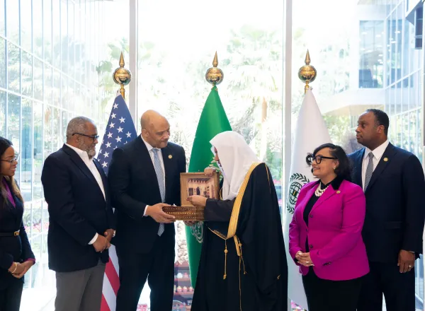 El Secretario General, presidente de la Comisión de Ulemas Musulmanes, el Sheij Mohammed Al-Issa, recibió en Riad a una delegación de miembros demócratas de la Cámara de Representantes de los Estados Unidos.