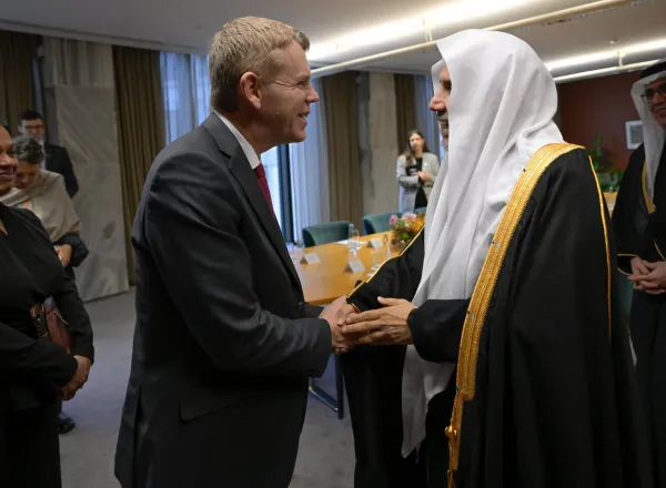 At the Parliament in the New Zealand capital, Wellington, H.E. Sheikh Dr. Mohammed Al-Issa, Secretary-General of the MWL, met with Mr. Chris Hipkins, former Prime Minister, Leader of the NZ Labour Party, and Leader of the Opposition in the NZ Parliament
