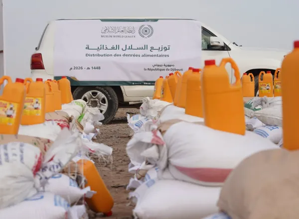 En coordination directe avec les autorités gouvernementales compétentes : La Ligue islamique mondiale a mis en œuvre un projet de distribution de paniers alimentaires en République de Djibouti et en République d’Ouganda