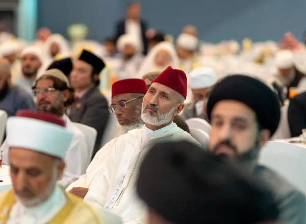 علماء المسلمين ومفتوهم يصدرون من مكة المكرمة "وثيقة بناء الجسور بين المذاهب الإسلامية" للتذكير بمفهوم الأمة الواحدة وتجاوز مآسي الطائفية