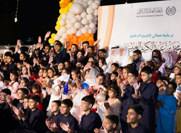 Los niños del orfanato compartieron la alegría del Aid en Islamabad: el Secretario General, el Sheij Mohammed Al-Issa