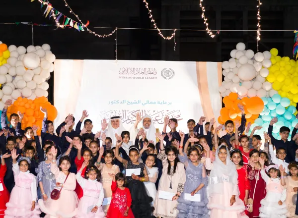 Foto de la celebración del Sheij Mohammed Al-Issa, SG de la LMI, en la festividad del Aid El Fitr en el orfanato Ali bin Abi Talib en Pakistán, que cuenta con cerca de 4600 huérfanos:
