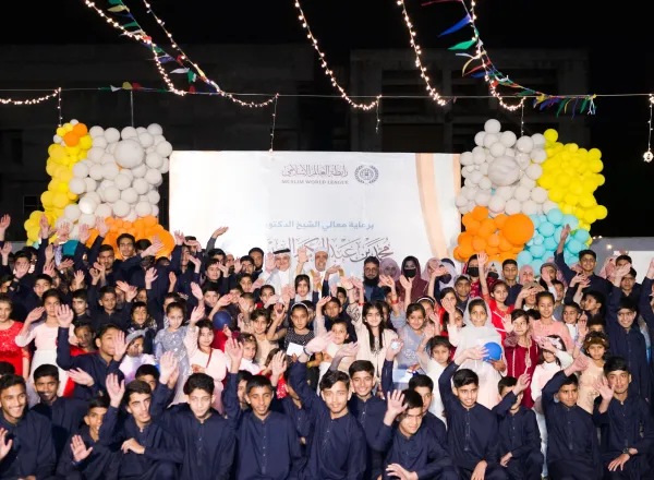 Foto de la celebración del Sheij Mohammed Al-Issa, SG de la LMI, en la festividad del Aid El Fitr en el orfanato Ali bin Abi Talib en Pakistán, que cuenta con cerca de 4600 huérfanos: