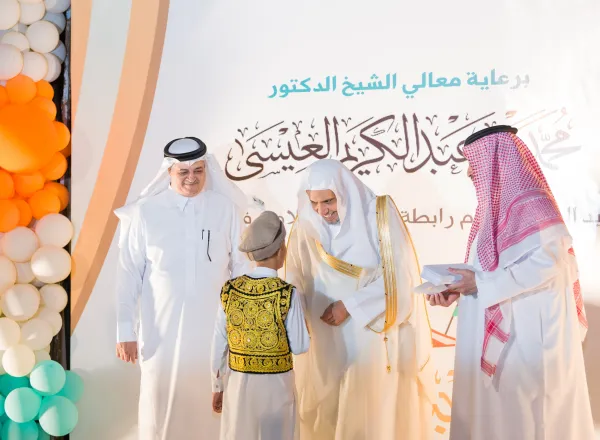 Foto de la celebración del Sheij Mohammed Al-Issa, SG de la LMI, en la festividad del Aid El Fitr en el orfanato Ali bin Abi Talib en Pakistán, que cuenta con cerca de 4600 huérfanos: