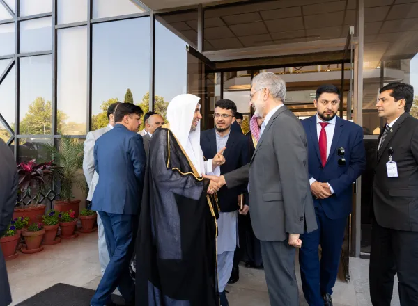 El Presidente de la Corte Suprema de la República Islámica de Pakistán, el Sr. Faez Isa, recibe en su oficina en la capital, Islamabad, al Secretario General y Presidente de la Comisión de Ulemas Musulmanes, el Sheij Mohammed Al-Issa.