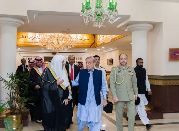 Hari ini, Yang Mulia Perdana Menteri Republik Islam Pakistan, Tuan Muhammad Shehbaz Sharif, menyambut Yang Mulia Sekretaris Jenderal LMD, Ketua Asosiasi Ulama Muslim, Syekh Dr. Mohammed Alissa
