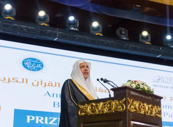 Perdana Menteri Pakistan Yang Mulia, Tuan Muhammad Shehbaz Sharif, dan Yang Mulia Sekjen LMD Syekh Dr. Mohammed Alissa, menghadiri acara penutupan penghargaan untuk para pemenang Kompetisi Tahunan Hafalan Al-Qur’an bagi anak-anak dibawah usia sepuluh tahun