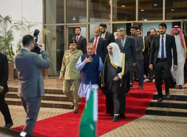 Perdana Menteri Pakistan Yang Mulia, Tuan Muhammad Shehbaz Sharif, dan Yang Mulia Sekjen LMD Syekh Dr. Mohammed Alissa, menghadiri acara penutupan penghargaan untuk para pemenang Kompetisi Tahunan Hafalan Al-Qur’an bagi anak-anak dibawah usia sepuluh tahun
