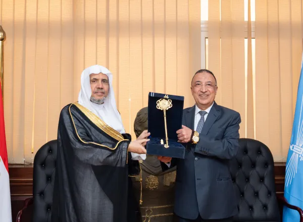 Dr Mohammed Al-Issa reçoit la clé du gouvernorat d’Alexandrie, la plus haute distinction de la ville