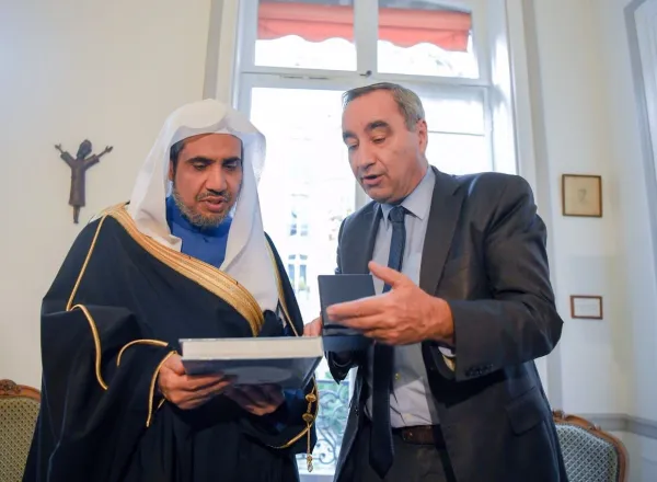‏من لقاء معالي الأمين العام في باريس‬ برئيس اتحاد كنيسة البروتستانت، في إطار لقاءات معاليه مع الأطياف الدينية بمختلف أديانها ومذاهبها وذلك في أفق متطلبات التعايش والتعاون والوئام والسلام؛ حيث يُمَثِّلُ أتباع الأديان عنصراً مهماً في تحقيق هذا المطلب الإنساني المهم والمُلِح.