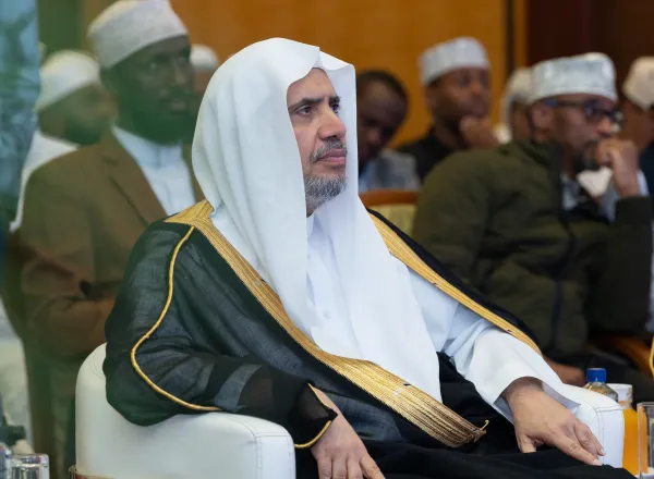 Lors de la plus grande célébration coranique jamais vue en Afrique, avec la participation massive de mémorisateurs du Coran des dix lectures à travers le monde, en présence des savants africains :