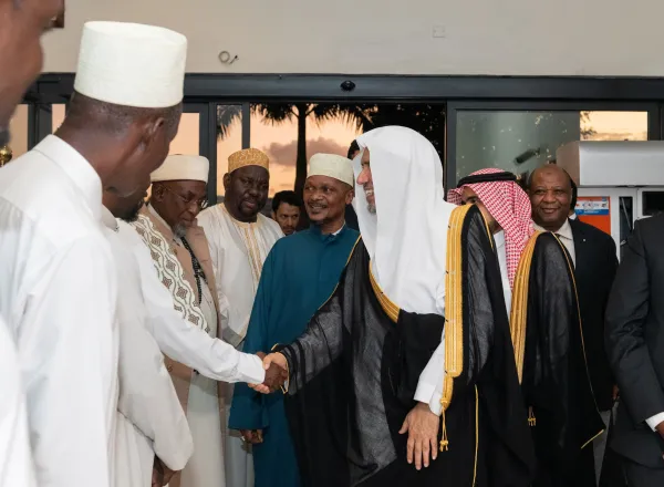 El Secretario General, el Sheij Mohammed Al-Issa, liderando una delegación de la LigadelMundoIslamico, llega a Dar es Salaam, en Tanzania
