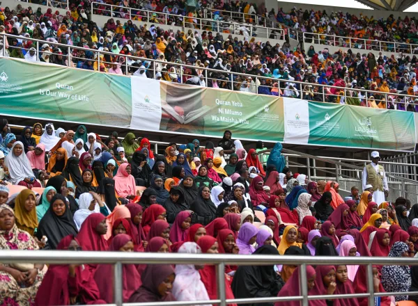 Le stade principal de Dar es Salaam célèbre les jeunes filles qui ont appris le Saint Coran.   Plus de 60 000 participantes et invitées