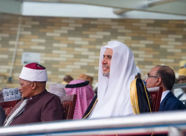 ‏(وفي ذلك فَلْيَتَنَافسِ المُتَنَافِسُون)  ‏ سباقٌ قرآنيّ عالميّ، هو الأول من نوعه تشهده القارّة الأفريقية، هدفُه "الإسهام في المزيد من تعزيز مكانةِ القرآنِ الكريم في عموم الوجدان الإسلامي"، وبخاصةٍ "تشجيع الفتيات على حفظ كتابِ الله الكريم وتلاوته وتعلمّه".