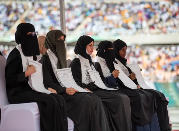 ‏(وفي ذلك فَلْيَتَنَافسِ المُتَنَافِسُون)  ‏ سباقٌ قرآنيّ عالميّ، هو الأول من نوعه تشهده القارّة الأفريقية، هدفُه "الإسهام في المزيد من تعزيز مكانةِ القرآنِ الكريم في عموم الوجدان الإسلامي"، وبخاصةٍ "تشجيع الفتيات على حفظ كتابِ الله الكريم وتلاوته وتعلمّه".