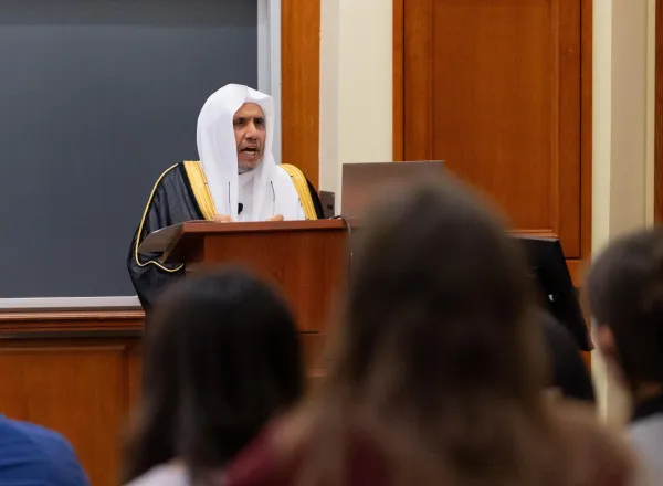 الشيخ د.العيسى يُلقي محاضرةً بجامعة هارفارد حول "الدين والقانون"