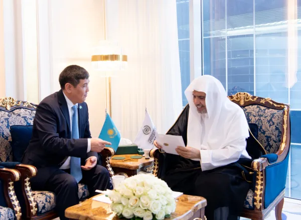 Di kantornya di Riyadh, Yang Mulia Sekretaris Jenderal LMD, Ketua Organisasi Ulama Muslim, Syekh Dr. Mohammed Alissa   , menerima Yang Mulia Duta Besar Republik Kazakhstan untuk Kerajaan Arab Saudi