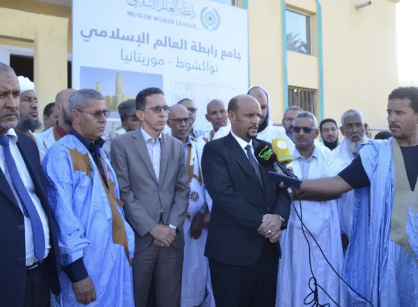 "پیش‌تر جناب دبیرکل سنگ بنای آن را یک سال پیش گذاشته بود که شامل امکانات متعدد است: با سپاس از خداوند، امروز مسجد سازمان همبستگی جهان اسلام در نواکشوت، “با حضور وزرای دولتی و علمای دینی” افتتاح شد
