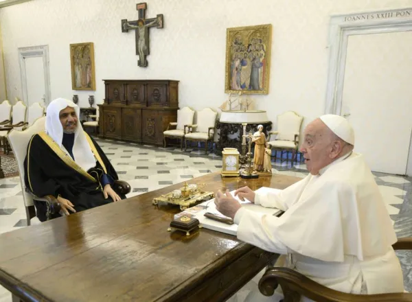 In his Vatican office yesterday morning, Pope Francis, the leader of the Catholic Church, received His Excellency Sheikh Dr. Mohammed Al- issa