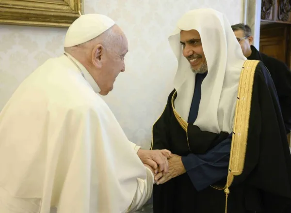 In his Vatican office yesterday morning, Pope Francis, the leader of the Catholic Church, received His Excellency Sheikh Dr. Mohammed Al- issa