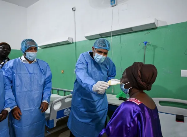 Yang Mulia Sekretaris Jenderal LMD, Ketua Organisasi Ulama Muslim, Syekh Dr. Mohammed Alissa   , meninjau langsung program Liga Muslim Dunia untuk operasi mata bagi pasien yang membutuhkan di Republik Guinea-Bissau
