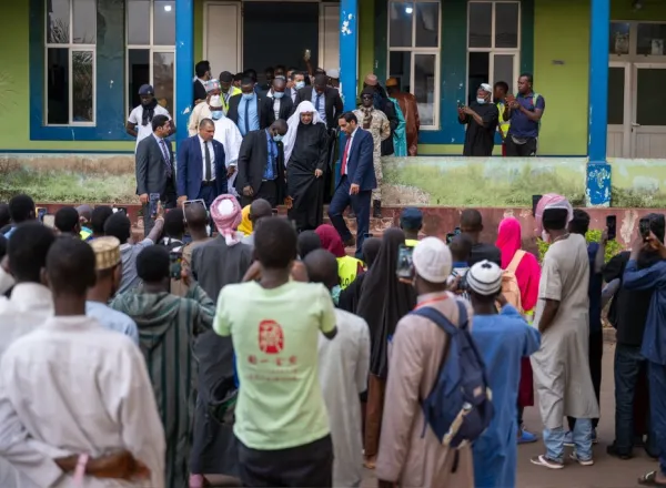 Yang Mulia Sekretaris Jenderal LMD, Ketua Organisasi Ulama Muslim, Syekh Dr. Mohammed Alissa   , meninjau langsung program Liga Muslim Dunia untuk operasi mata bagi pasien yang membutuhkan di Republik Guinea-Bissau