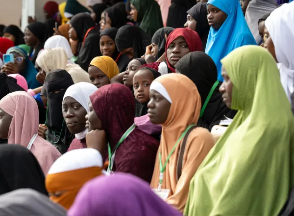 تتوزع المسابقة إلى خمسة فروع هي: حفظ القرآن كاملاً، وحفظ 20 جزءًا، و 15 جزءًا، و 10 أجزاء، و 5 أجزاء، وتتضمن عدداً من البرامج المصاحِبة لها مثل: دورة مهارات تعليم إقراء القرآن، ودورة تأهيل الأئمة والمعلمين، ودورة تصحيح التلاوة، وغيرها.