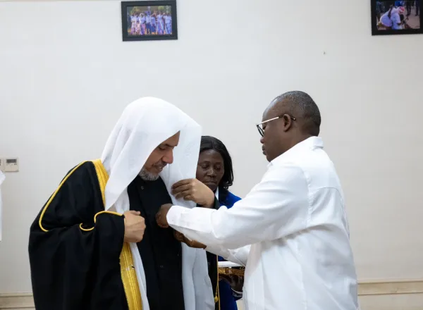 En el Palacio Presidencial de la capital, Bisáu, el Sr. Umaro Sissoco Embaló, Presidente de la República de Guinea-Bisáu, otorgó al Secretario General, Presidente de la Comisión de Ulemas, Sheij Mohammed Al-Issa