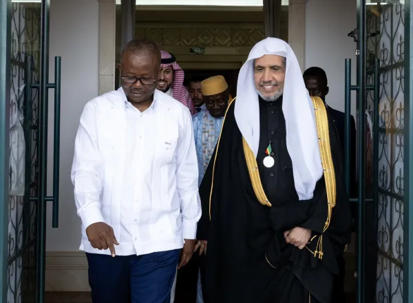 En el Palacio Presidencial de la capital, Bisáu, el Sr. Umaro Sissoco Embaló, Presidente de la República de Guinea-Bisáu, otorgó al Secretario General, Presidente de la Comisión de Ulemas, Sheij Mohammed Al-Issa
