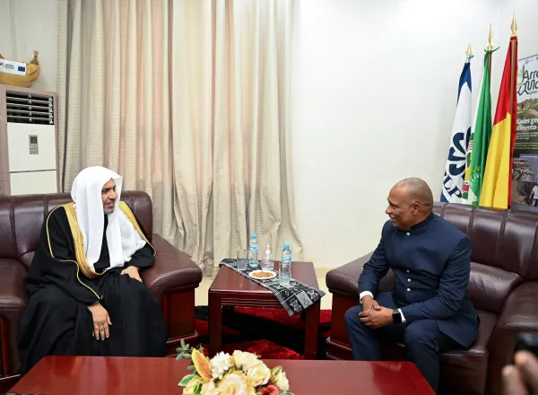 El Primer Ministro de la República de Guinea-Bisáu, el Sr. Rui Duarte de Barros, recibió al Secretario General, Presidente de la Comisión de Ulemas, el Sheij Mohammed Al-Issa