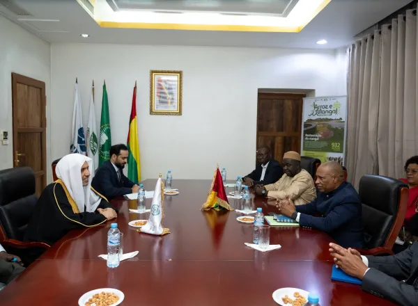 El Primer Ministro de la República de Guinea-Bisáu, el Sr. Rui Duarte de Barros, recibió al Secretario General, Presidente de la Comisión de Ulemas, el Sheij Mohammed Al-Issa