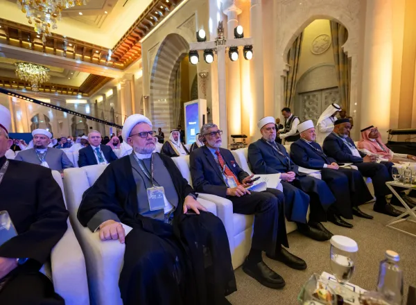 Bajo el alto patrocinio del Servidor de las Dos Sagradas Mezquitas  La evolución de los eventos en Palestina, Sudán y Siria, así como las cuestiones relativas a las minorías musulmanas
