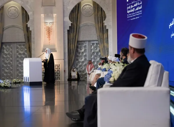 El Secretario General, Presidente de la Comisión de Ulemas, Sheij Mohammed Al-Issa , durante la ceremonia de apertura de la conferencia ConstruyendoPuentesEntreLasEscuelas .