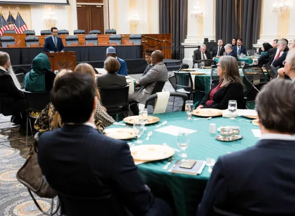 La Liga del Mundo Islámico reúne a representantes de religiones y a responsables políticos durante la primera cena de iftar del Ramadán en el Congreso estadounidense