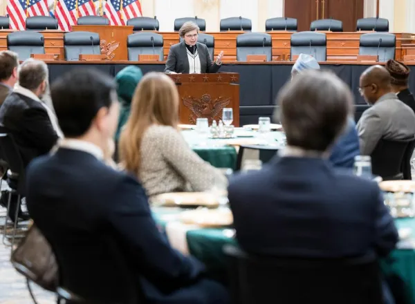 La Liga del Mundo Islámico reúne a representantes de religiones y a responsables políticos durante la primera cena de iftar del Ramadán en el Congreso estadounidense