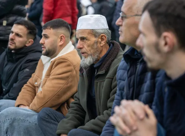 سیکرٹری جنرل رابطہ اور چیئرمین مسلم علماء کونسل عزت مآب شیخ ڈاکٹر محمد العیسی جمہوریہ البانیہ کے صدر محترم کی خصوصی دعوت پر عید کے اجتماع سے خطاب کررہے ہیں۔