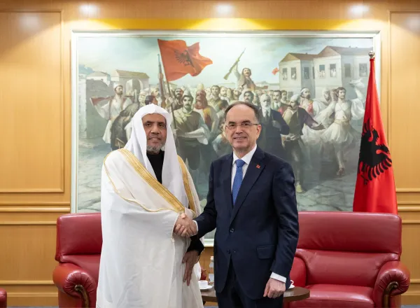 استقبل فخامة الرئيس الألباني السيد باجرام بيجاج في القصر الرئاسي بالعاصمة "تيرانا"، فضيلة الأمين العام، رئيس هيئة علماء المسلمين الشيخ د.⁧‫محمد العيسى‬⁩‬⁩، وقد شكر فخامته فضيلته على تلبية الدعوة بإلقاء خطبة العيد منوهاً بمضامينها