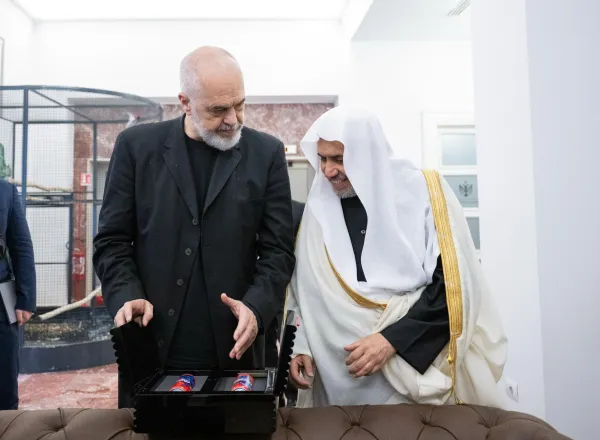El Primer Ministro de Albania, el señor Edi Rama, recibió en la sede de la Primatura al Secretario General, Presidente de la Comisión de Ulemas, el Sheij Mohammed Alissa, quien le expresó su aprecio por su visita a Albania con motivo de su sermón del Aíd al-Fitr.