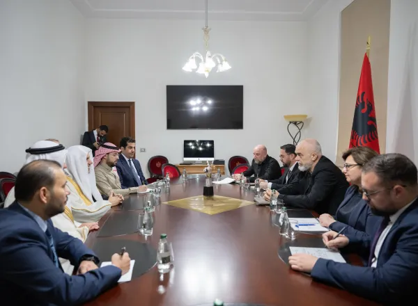 El Primer Ministro de Albania, el señor Edi Rama, recibió en la sede de la Primatura al Secretario General, Presidente de la Comisión de Ulemas, el Sheij Mohammed Alissa, quien le expresó su aprecio por su visita a Albania con motivo de su sermón del Aíd al-Fitr.