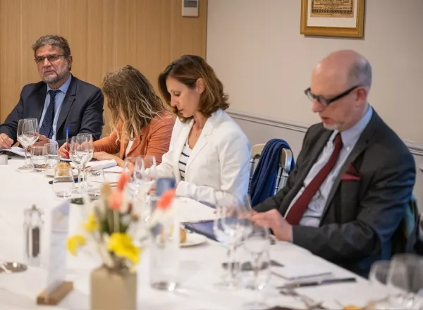 El Sheij Mohammed Alissa sostuvo un intercambio con representantes de la agencia de prensa y la radio francesas, en presencia de corresponsales internacionales.